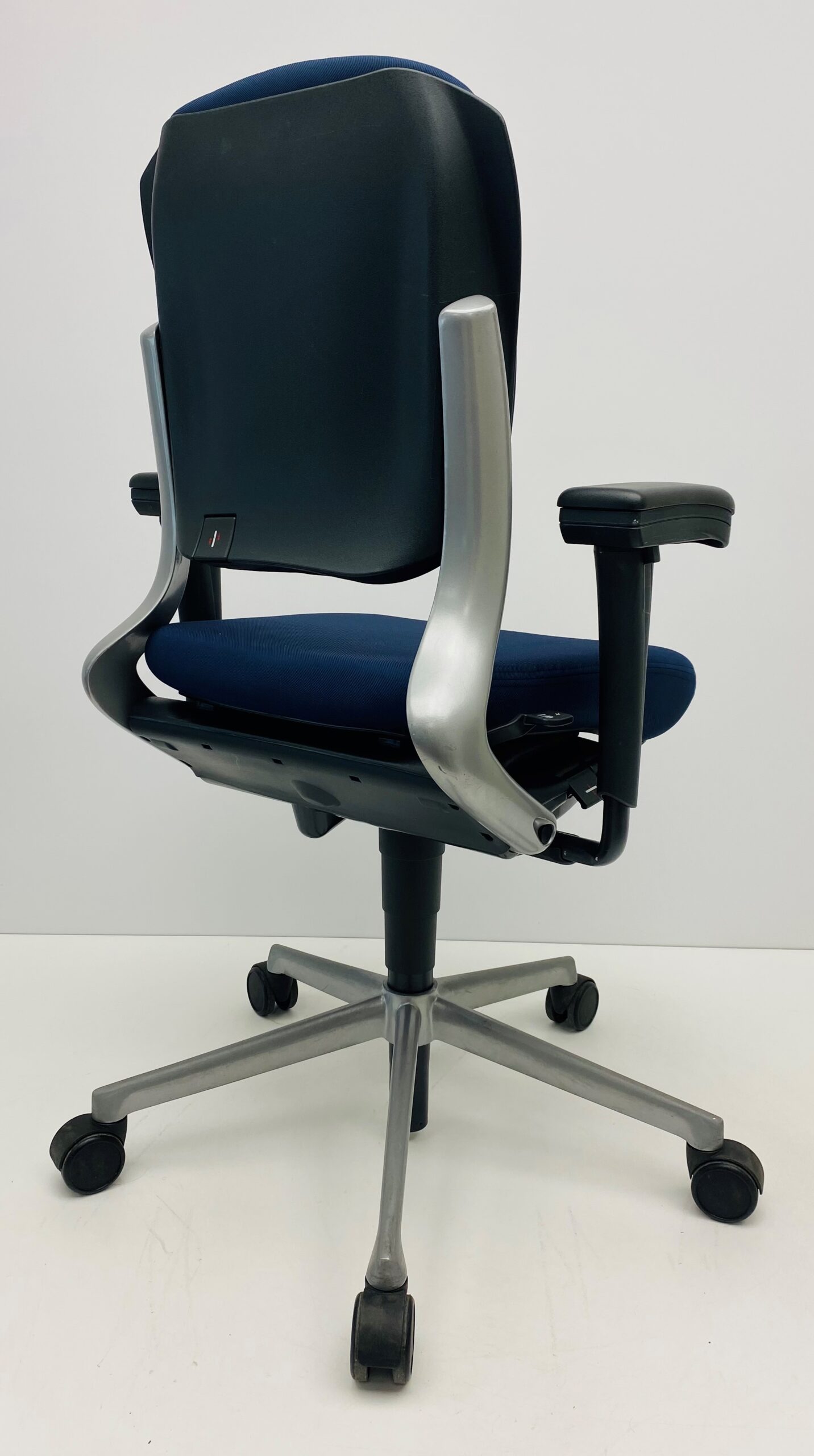 Bureaustoel Ahrend 230 middelhoge rug donkerblauw