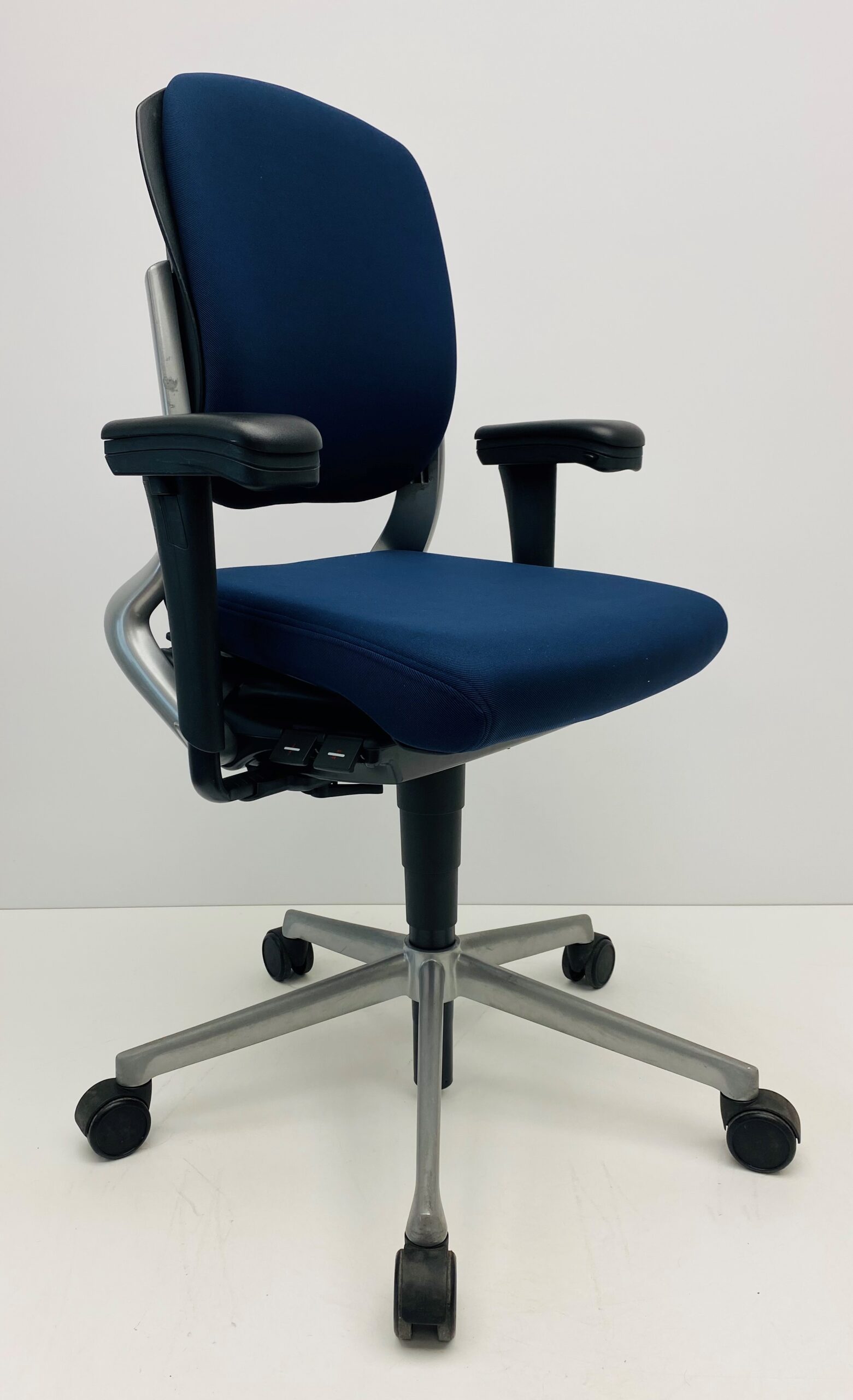 Bureaustoel Ahrend 230 middelhoge rug donkerblauw